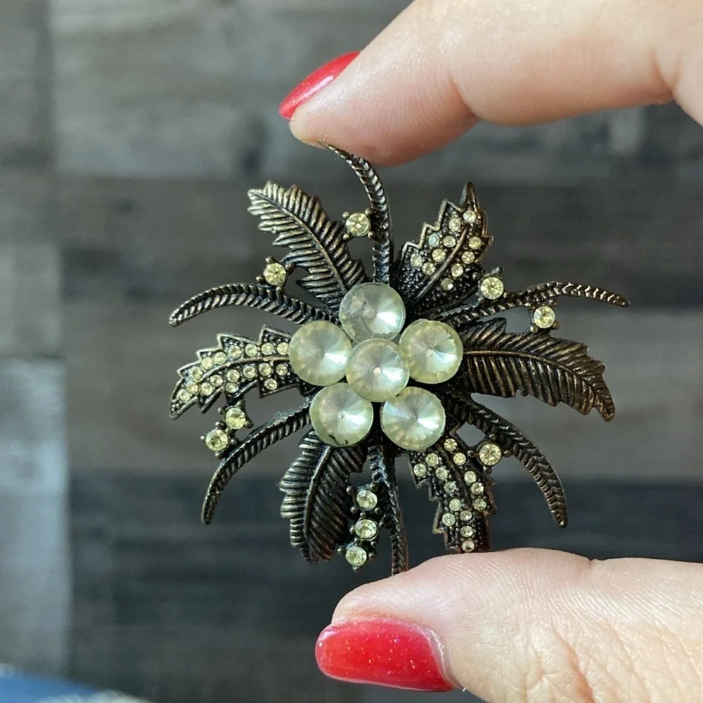 Vintage 80s floral brooch brass rhinestone formal glam sparkly retro party
